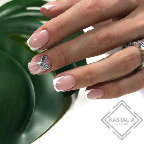 Manucure française pour ongles courts