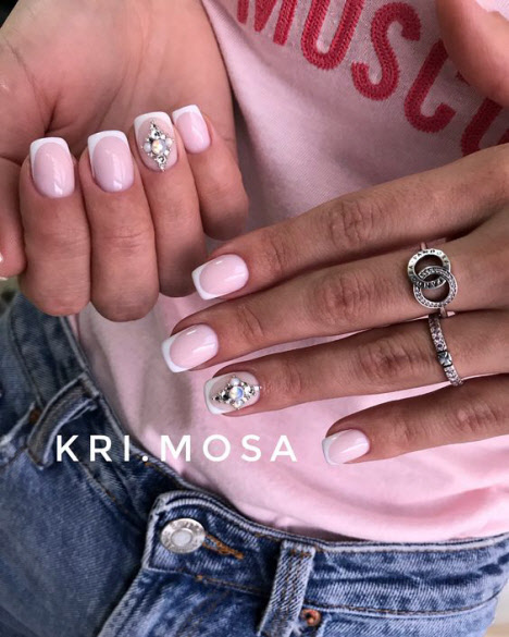 Photo de nouvelle manucure avec pierres 2024 pour ongles courts