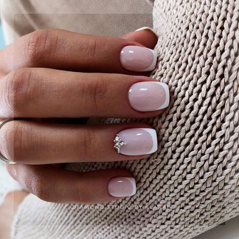 Manucure française pour ongles courts