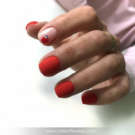 Manucure mate pour ongles courts