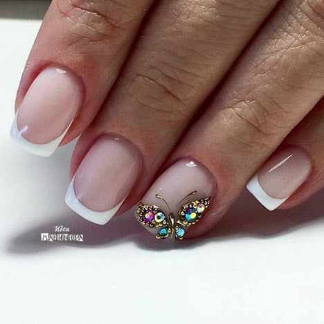 Manucure française avec pierres pour ongles courts