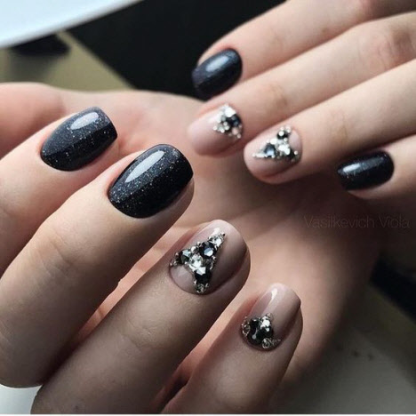 Photo de nouvelle manucure avec pierres 2024 pour ongles courts