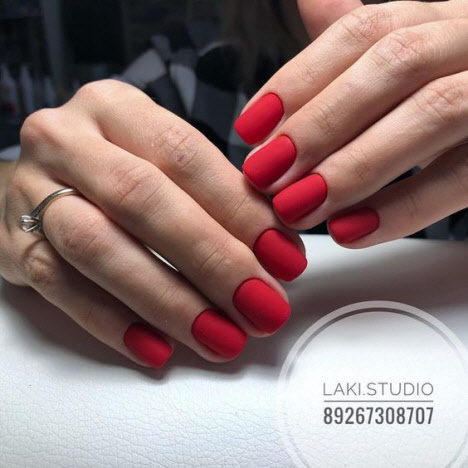 Manucure mate pour ongles courts