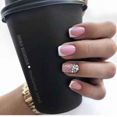 Manucure française avec pierres pour ongles courts