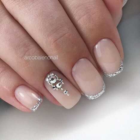 Manucure française pour ongles courts