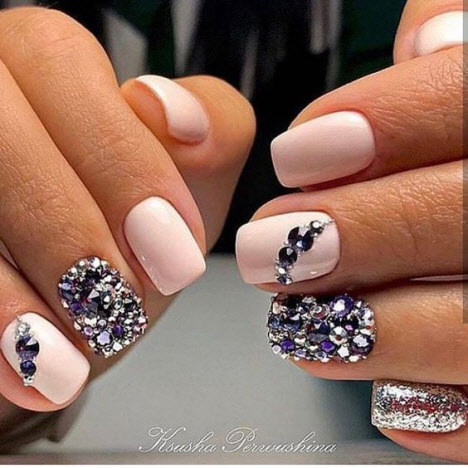 Photo de nouvelle manucure avec pierres 2024 pour ongles courts