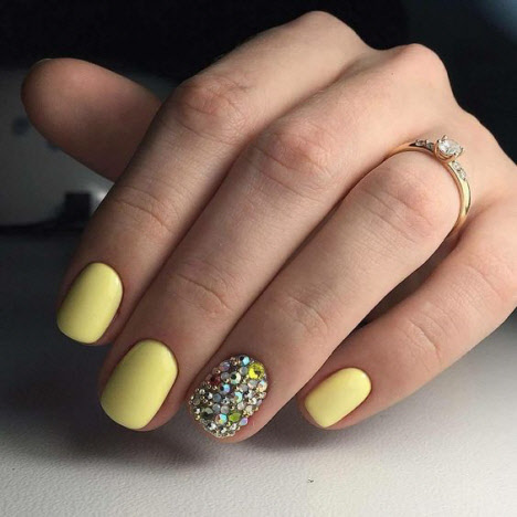 Manucure aux pierres pour ongles courts : actualité photo 2024