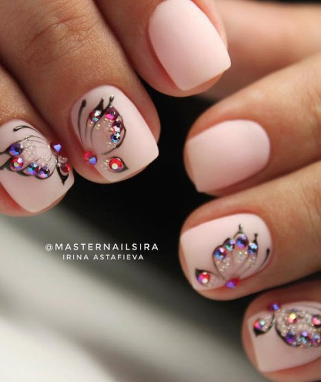 Manucure mate pour ongles courts