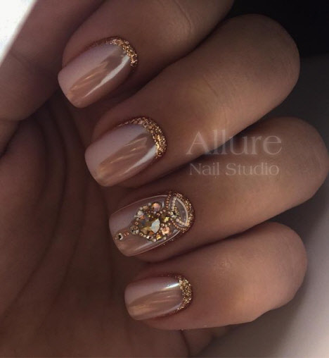 Manucure aux pierres pour ongles courts : actualité photo 2024