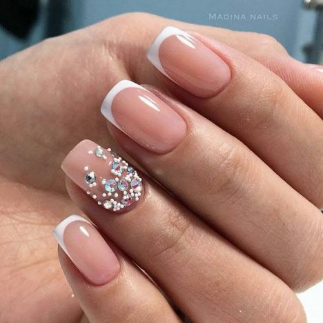 Manucure française pour ongles courts