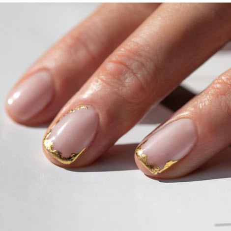 Manucure nue avec de l'or et de l'argent