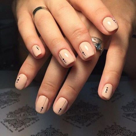 Manucure nue à pois