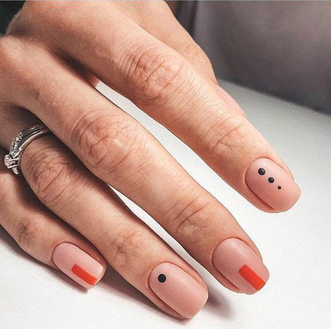 Manucure nue à pois