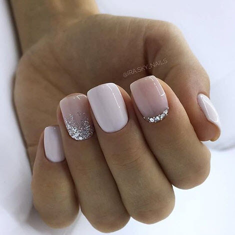 Manucure nue avec de l'or et de l'argent
