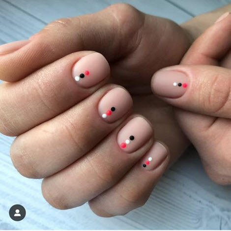 Manucure nue à pois