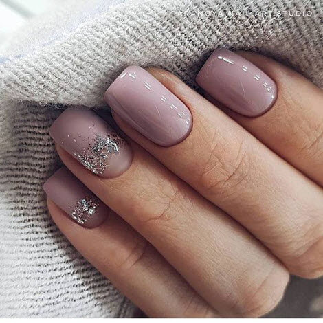 Manucure nue avec de l'or et de l'argent