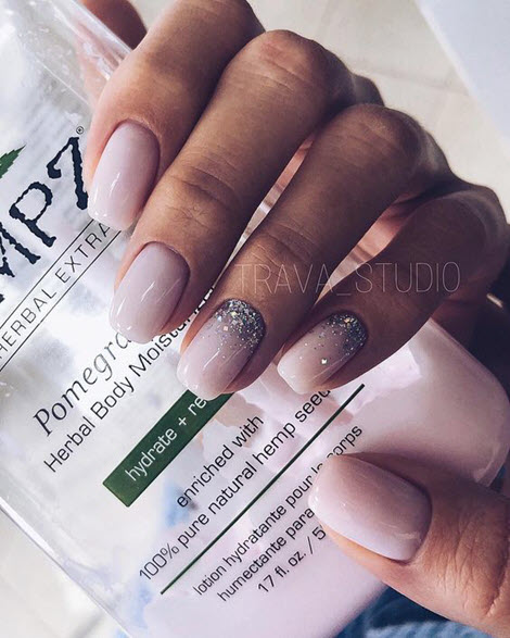 Manucure pailletée à la mode pour ongles courts et longs