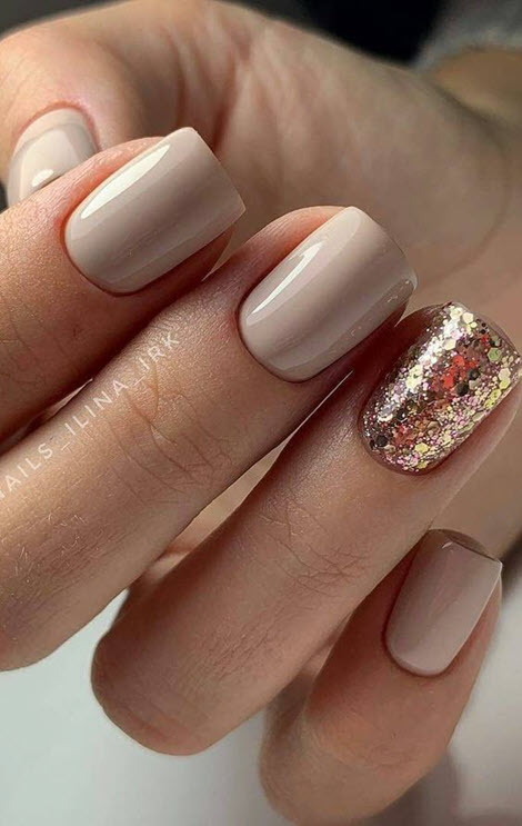 Manucure nue avec de l'or et de l'argent