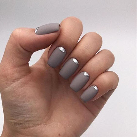 Manucure grise pour ongles courts et longs