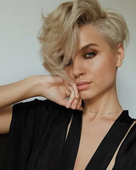 Coiffures belles et à la mode pour cheveux courts