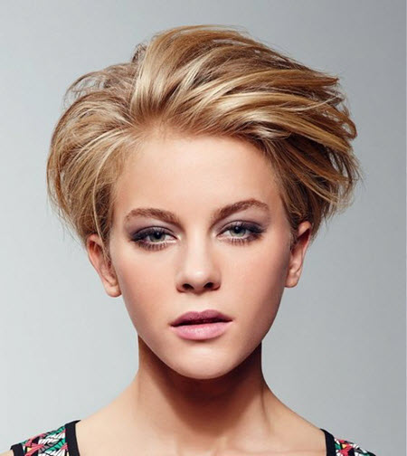 Coiffures belles et à la mode pour cheveux courts