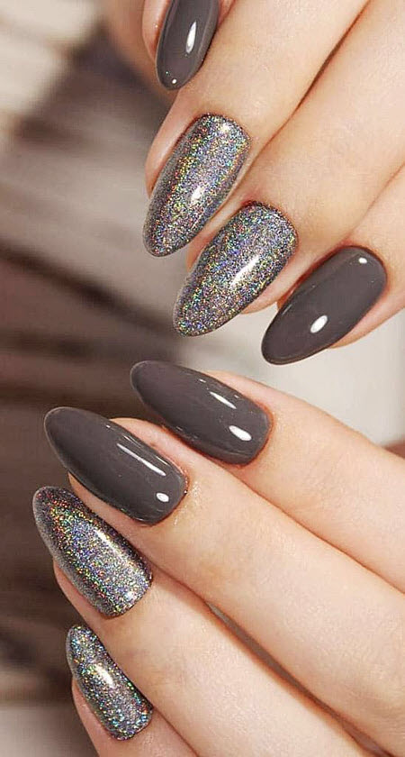 Manucure à paillettes grises