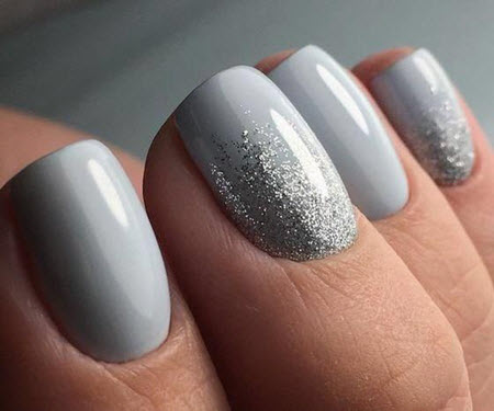 Manucure à paillettes grises