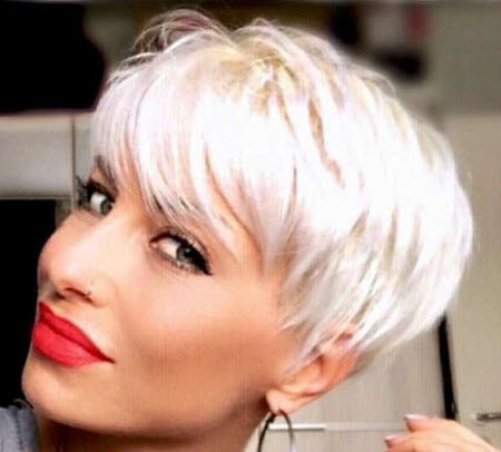 Coupe de cheveux de lutin avec une frange