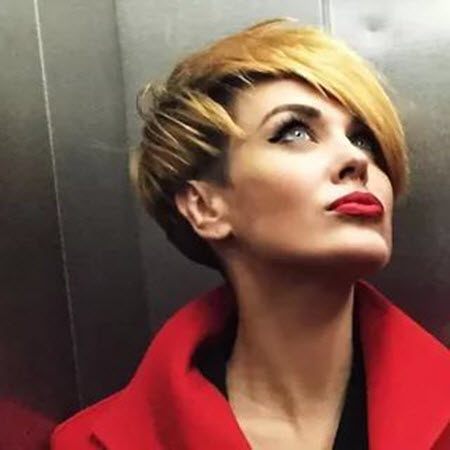 Coupe de cheveux de lutin avec une frange