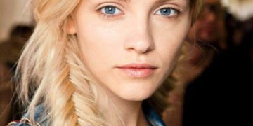 Beau tressage aux cheveux longs