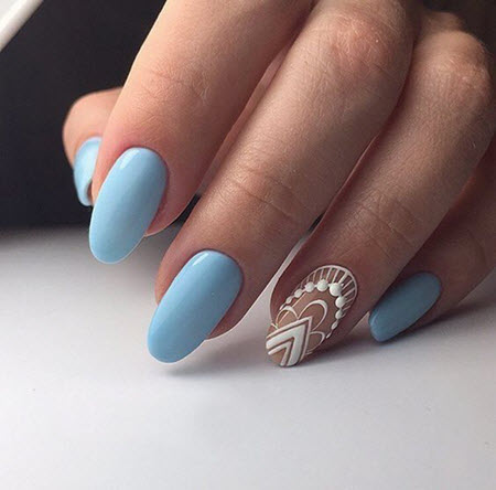 Belle manucure bleue avec un motif