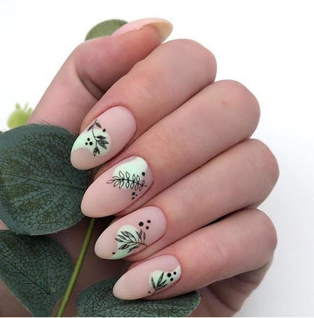 Belle manucure d'automne beige et rose 2024