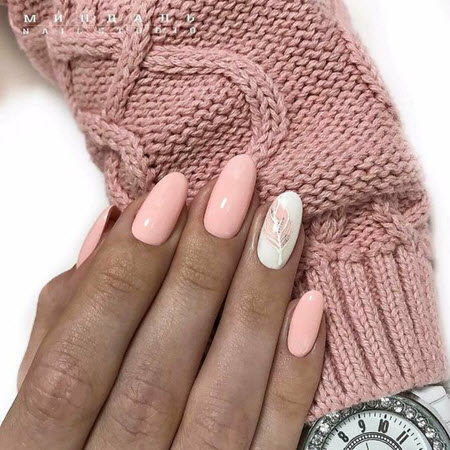 Belle manucure d'automne beige et rose 2024