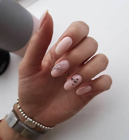 Belle manucure d'automne beige et rose 2024