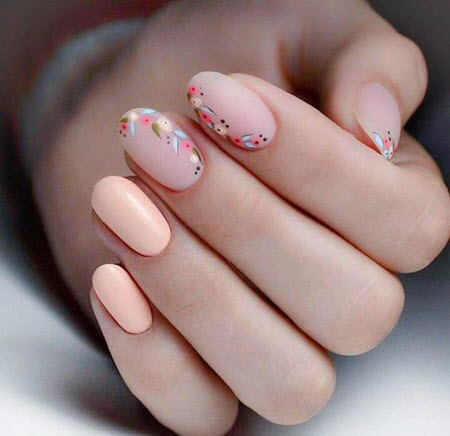 Conception d'ongles avec de petites fleurs