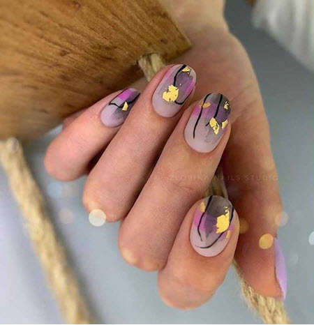 Photo de nouveaux modèles d'ongles sur des ongles ovales