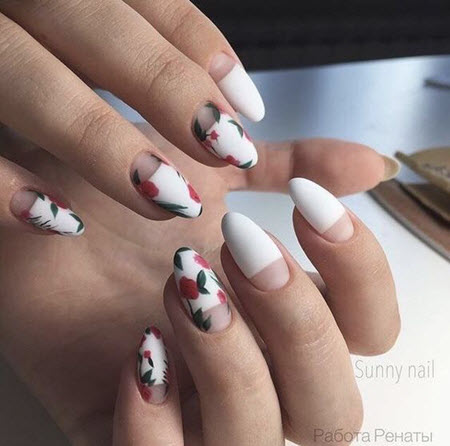 Photo de manucure avec des fleurs