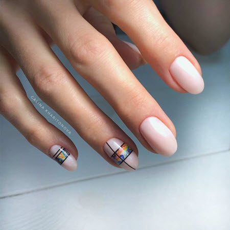 Photo de nouveaux modèles d'ongles sur des ongles ovales