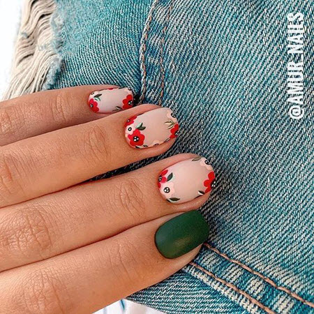 Conception d'ongles avec de petites fleurs