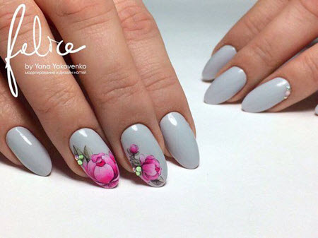 Belle manucure aux pivoines