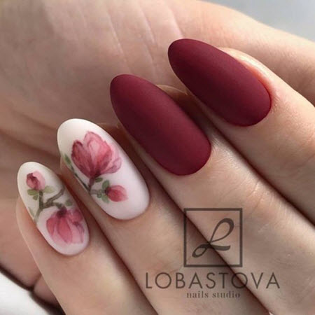 Photo de manucure avec des fleurs