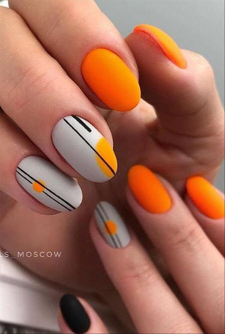 Photo de nouveaux modèles d'ongles sur des ongles ovales