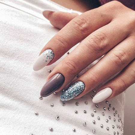 Manucure pailletée sur ongles ovales