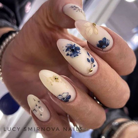Photo de manucure avec des fleurs
