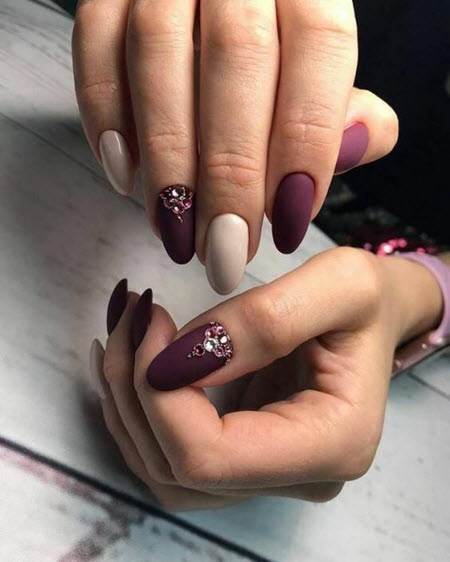 Manucure chic avec des pierres