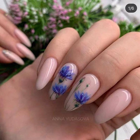 Photo de manucure avec des fleurs