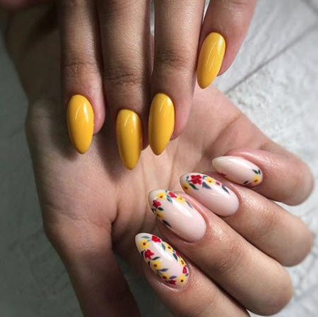 Manucure différente sur chaque main avec un design de couleur