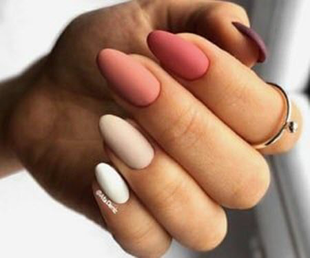 Photo de nouveaux modèles d'ongles sur des ongles ovales
