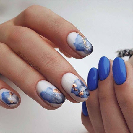 Photo de nouveaux modèles d'ongles sur des ongles ovales