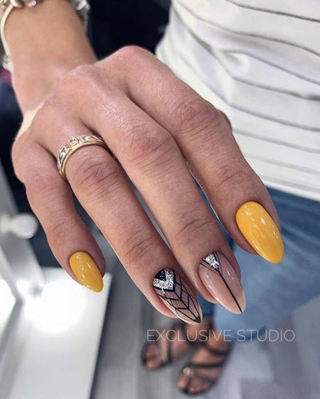 Manucure pailletée sur ongles ovales